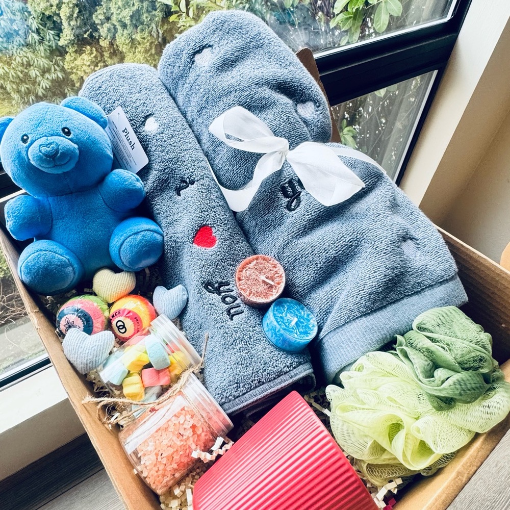 Luxury Spa Gift Box – Towels, Bath Bombs, Candle, Mug & Sweet Treats